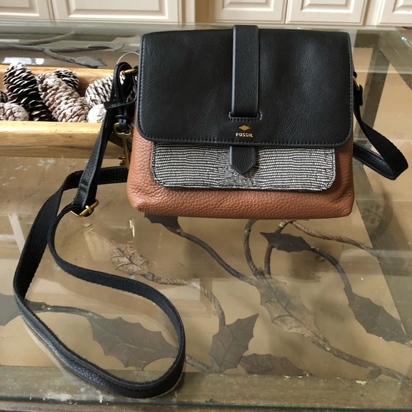 Fossil Handbags - Great new FOSSIL crossbody leather purse.